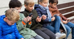 87 das criancas de 2 a 8 anos jogam no celular