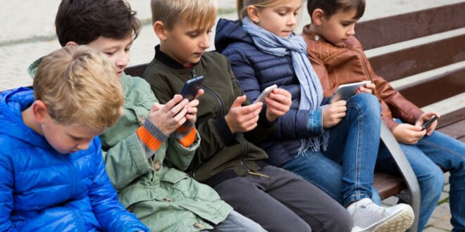 87 das criancas de 2 a 8 anos jogam no celular