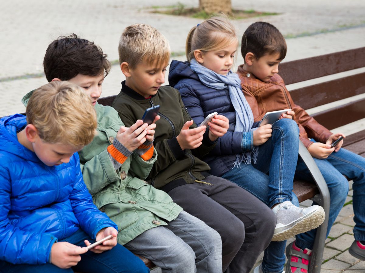 87 das criancas de 2 a 8 anos jogam no celular