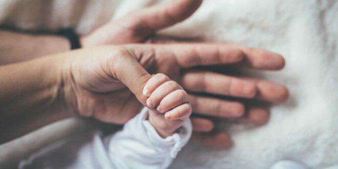 Bebê prematuro fica com os dois braços quebrados na hora do nascimento