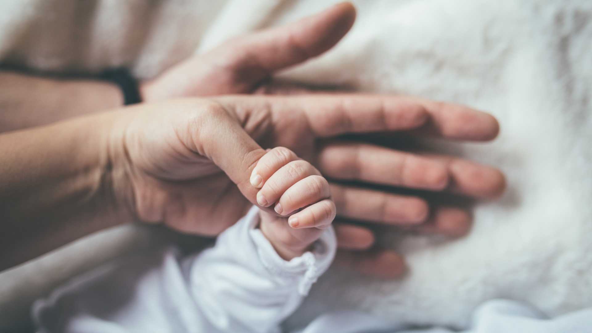 Bebê prematuro fica com os dois braços quebrados na hora do nascimento