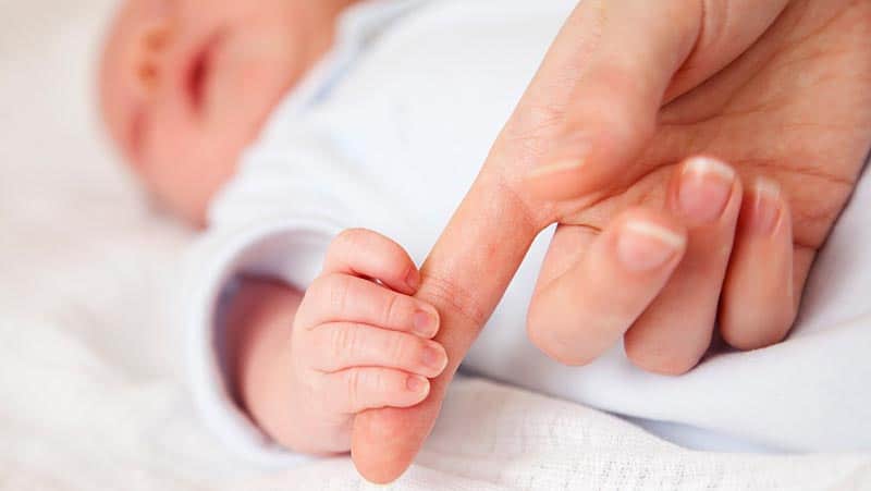 Especialistas afirmam que pode fazer mal o bebê dormir enquanto mama