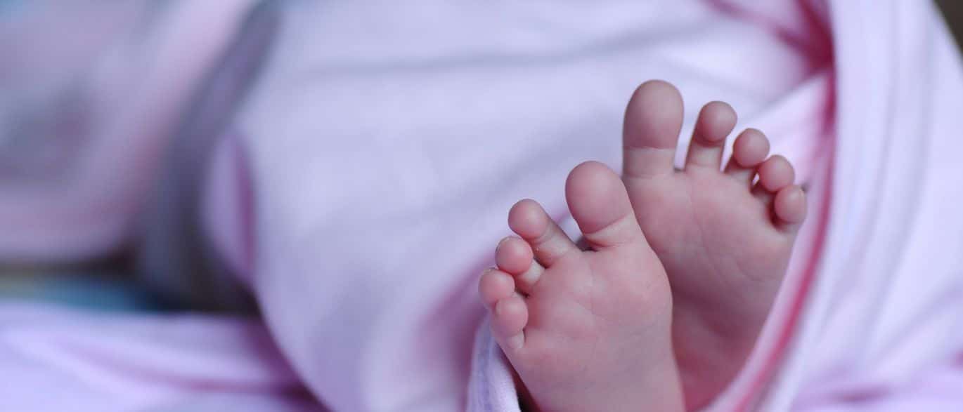 Gr&aacute;vida tira seu beb&ecirc; da sua barriga com as pr&oacute;prias m&atilde;os