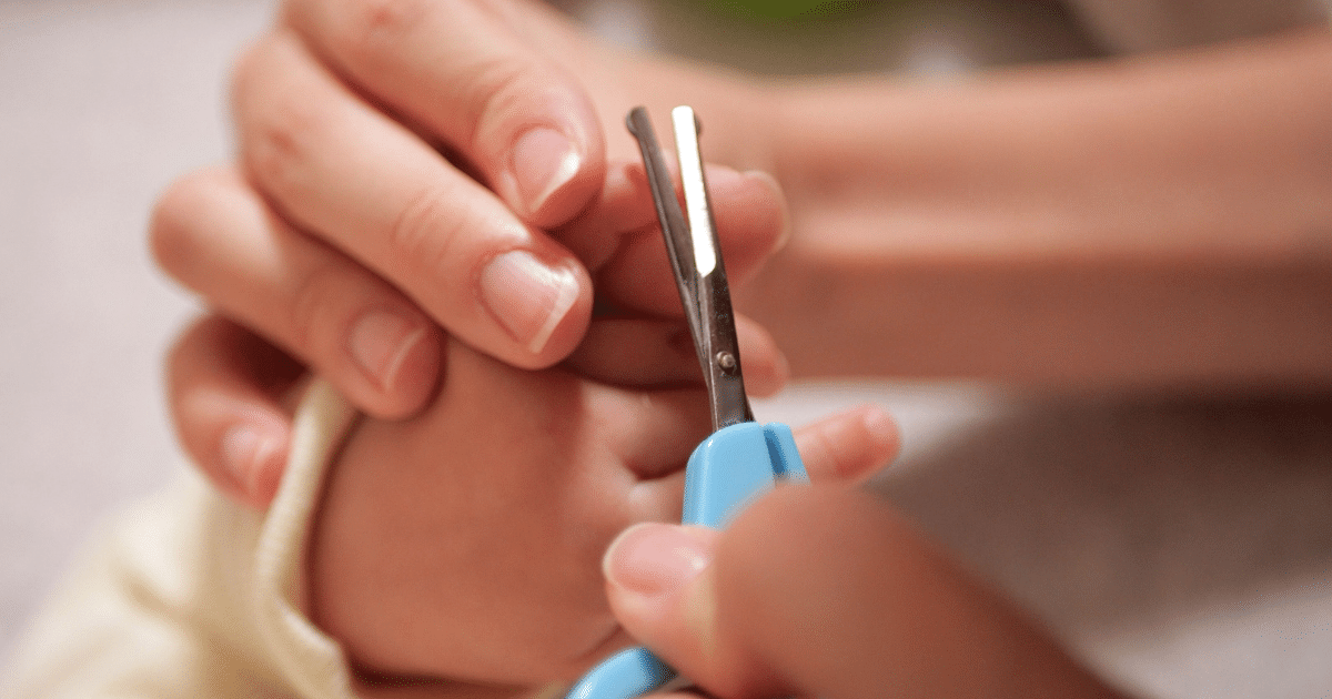 como cortar as unhas do bebe com seguranca