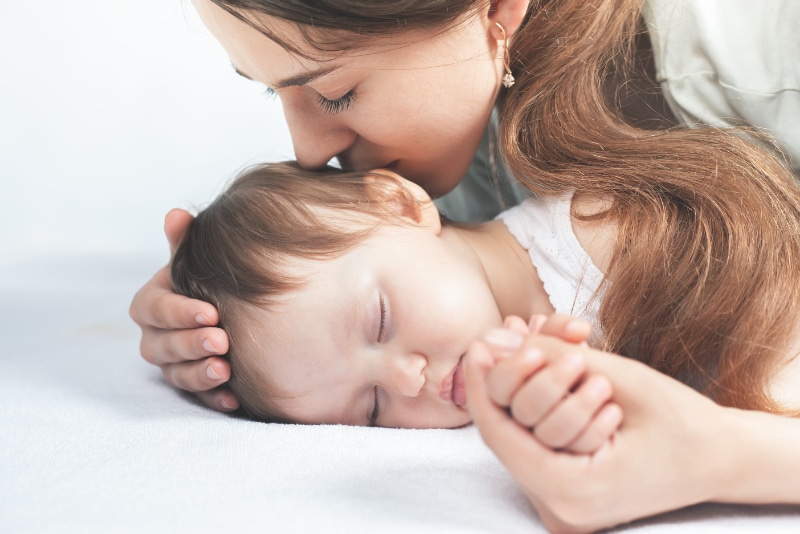 crianças cama cedo melhora saúde mental mãe