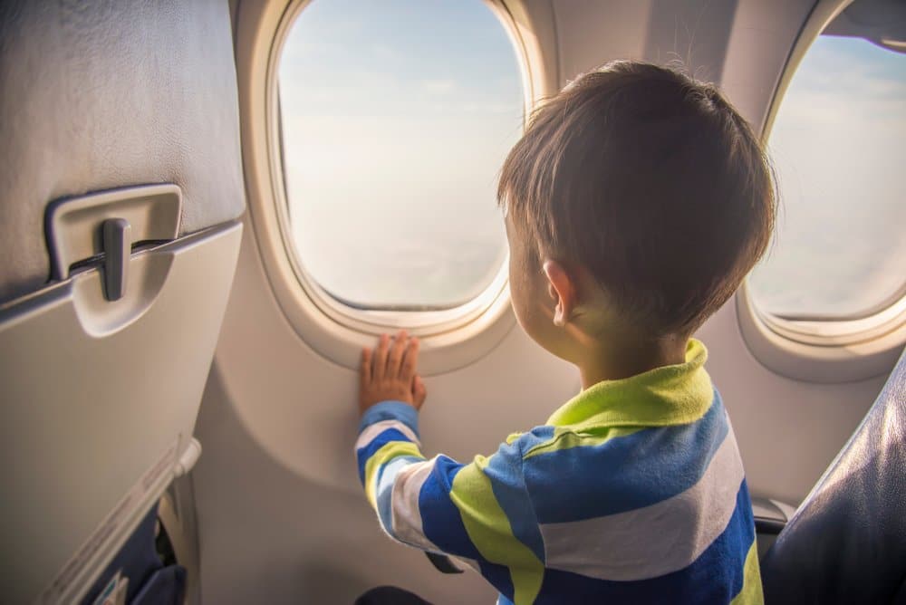 viajar de aviao com bebe